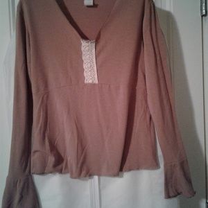 CUE camel long sleeve v-neck tee with white lace